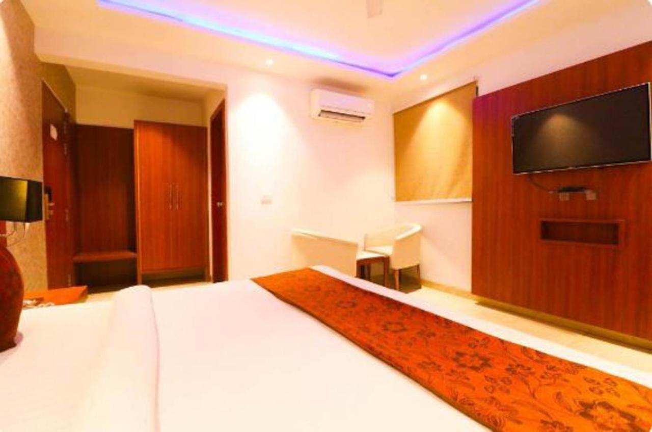 Hotel Royal Sky Luxury Near Delhi Airport نيودلهي المظهر الخارجي الصورة
